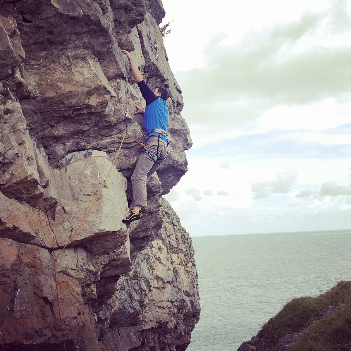 OranjeBergsport's tweet image. Boys morning out #climbing etc. Escaping the rain on the coast. Thanks @RobJohnsonMIC @BrynWilliamsMIC @SnowdoniaMTN #instructorsdayoff