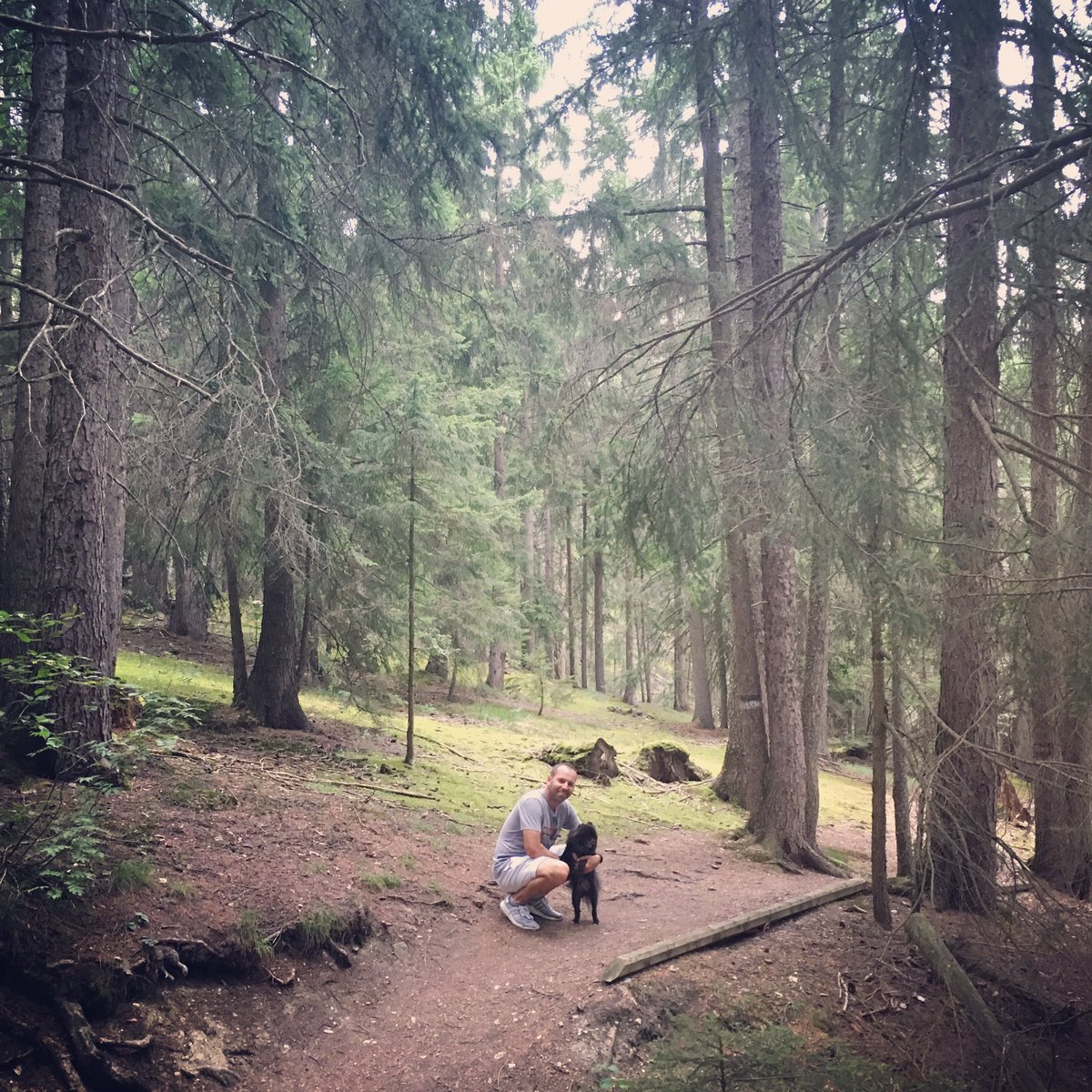 Disfrutando de un paseito espectacular por las montañas de <a href="/cransmontana/">Crans-Montana</a> con mi mujer <a href="/TheAngelaAkins/">Angela Garcia</a> y el gran Bear 🐻 🇨🇭