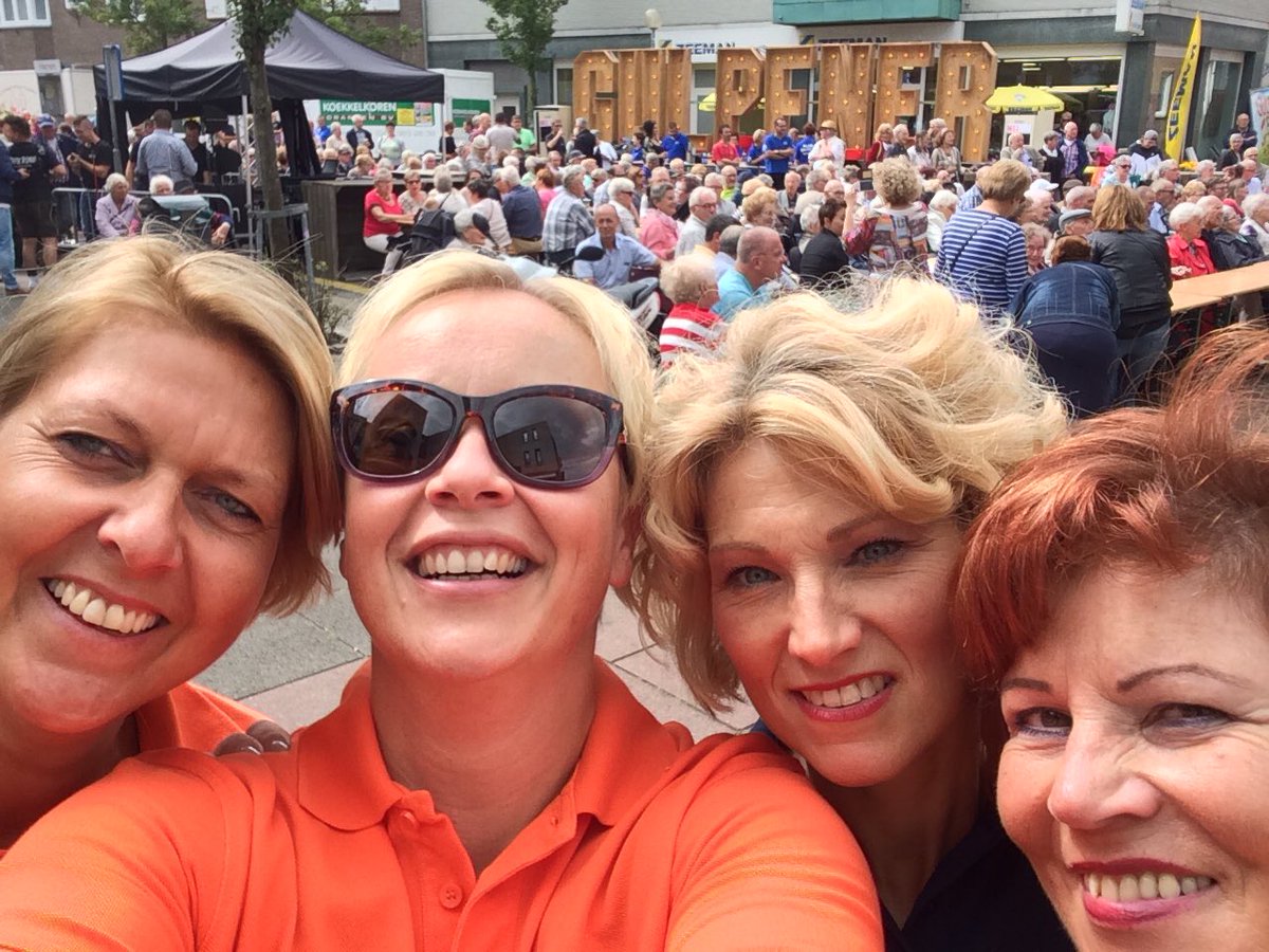MariejanneRABO's tweet photo. #DichtbijteamHeuvelland van #RabobankCentraalZuidLimburg aanwezig bij de #Rabobankseniorenmiddag in Gulpen. Senioren vlaai en koffie geven!! https://t.co/2SKon8tAue