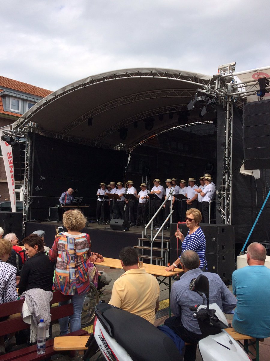 #DichtbijteamHeuvelland van #RabobankCentraalZuidLimburg aanwezig bij de #Rabobankseniorenmiddag in Gulpen. Senioren vlaai en koffie geven!!