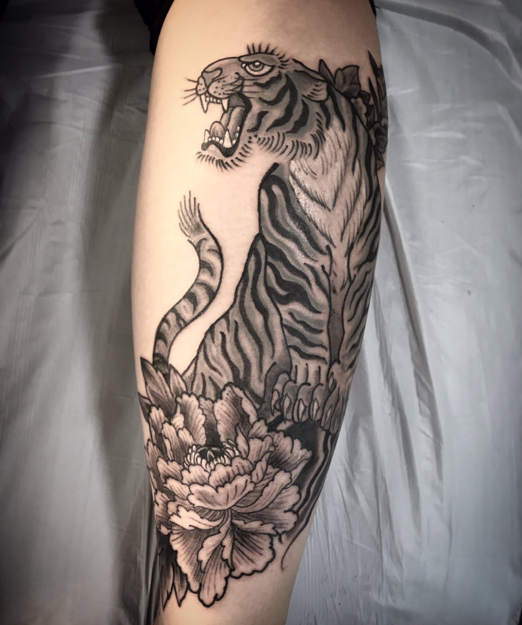 Uživatel KikuTattooParlour na Twitteru: „Black and grey Japanese tiger tattoo by Billy DeCola #vancouvertattoo #billydecola #garverdesign #vancity /iM8rhnbEog“ / Twitter Uživatel KikuTattooParlour na Twitteru: „Black and grey Japanese tiger tattoo by Billy DeCola #vancouvertattoo #billydecola #garverdesign #vancity /iM8rhnbEog“ / Twitter
