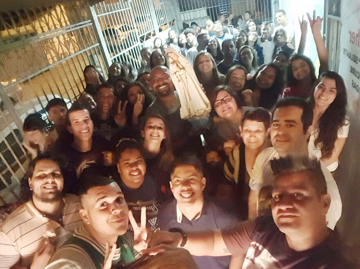 tercoacolhedor's tweet photo. Se Maria está no meio, certamente, o Espírito Santo de Deus encheu todo este lugar, todos os corações 🙏🏻#TudoComJesus #NadaSemMaria https://t.co/8CIdQjdvqp