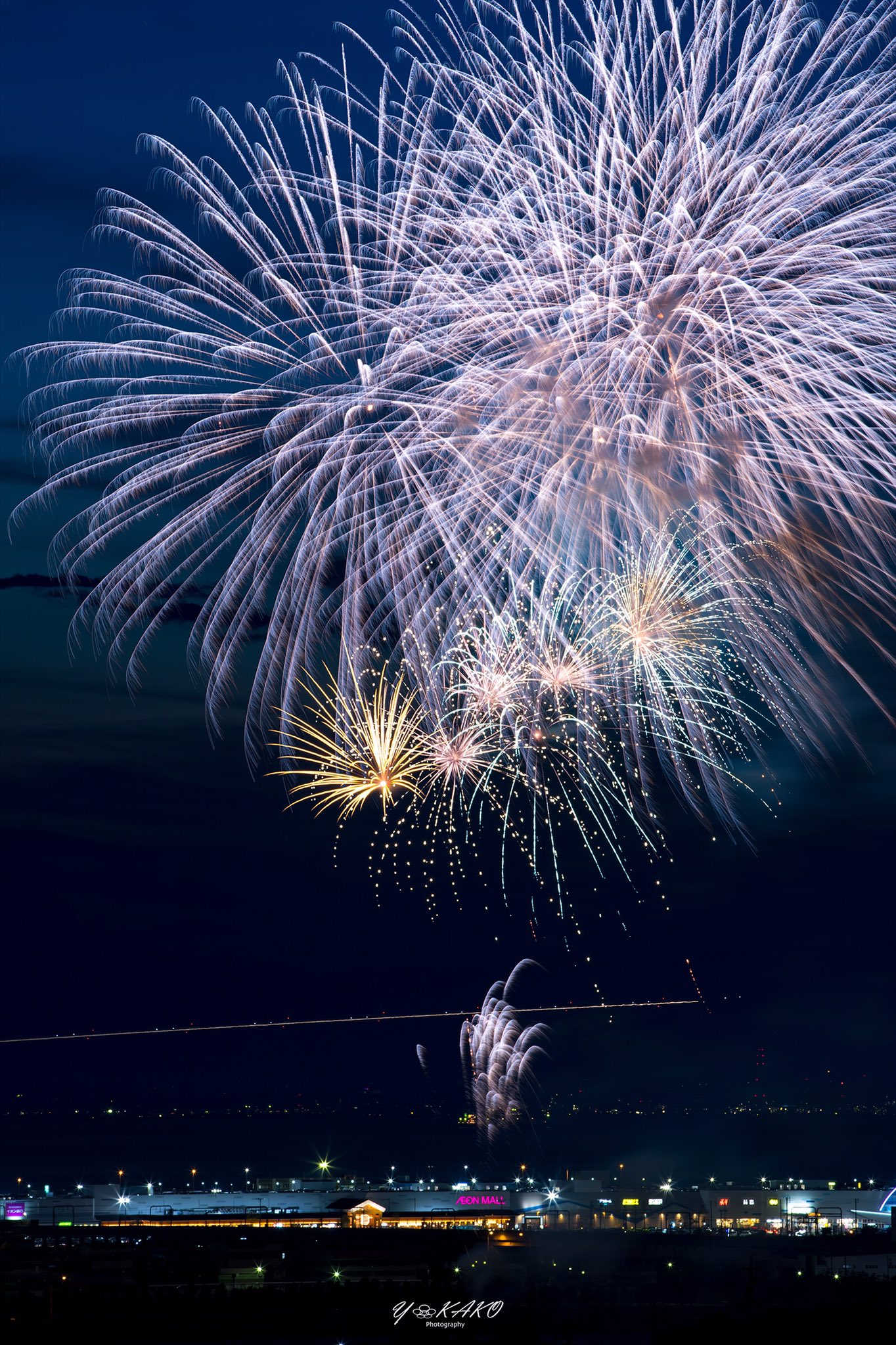 Y Kako セントレアに降り立つ旅客機と花火を絡めたく常滑納涼花火大会に行って来ました 一枚目に写っている線がローアプローチで着陸する旅客機の光跡です 常滑納涼花火大会 常滑 常滑花火 花火 花火大会 常滑市 セントレア 中部国際空港