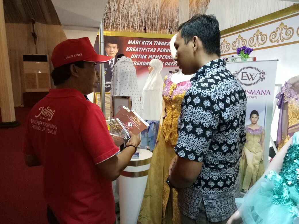 dinkopjateng's tweet photo. Tim Sadewa sapa pengunjung dan para UMKM di PRPP, monggo sami ndaftar nggih...@ganjarpranowo @dwisilo75 @cyberumkm 
#kemalajateng https://t.co/v2eOzs1onf