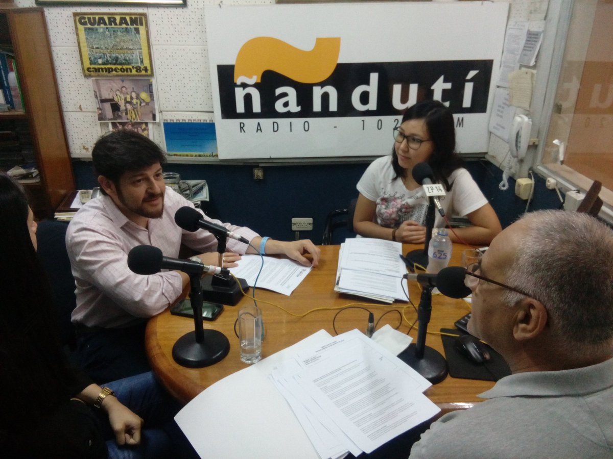 fundaparaguaya's tweet photo. @AlfredPajes de @FundacionAMCHAM nos acompaña para hablarnos de las Becas Hayes, junto a la becaria Rita Samudio, en #SentíQueSePuede. https://t.co/3KhqKAKS3u