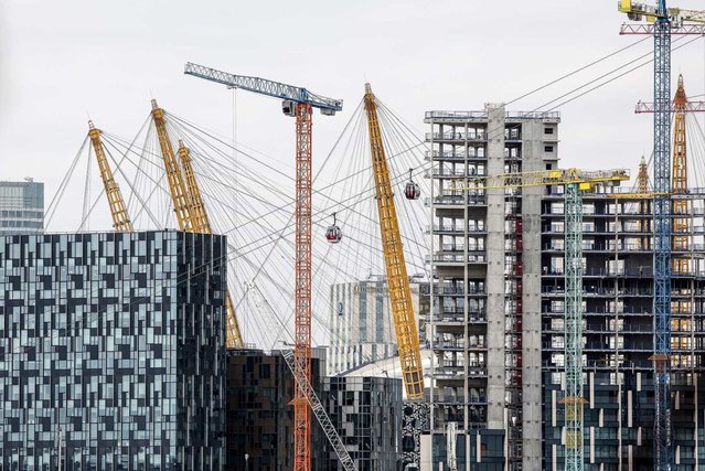 Стройка многоквартирного дома. Строительная отрасль гранд. Поддержка строительной отрасли. Инвестор на стройке. Инвестиционно-строительный проект.