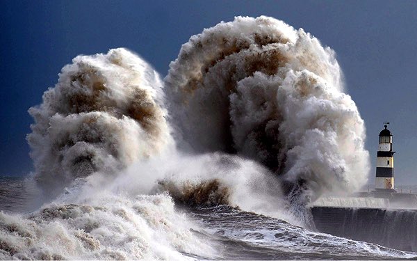 BBCEarth's tweet photo. A raging North Sea batters Seaham Harbour Lighthouse, UK #EarthCapture by @PaulKingstonNNP https://t.co/DJM6kFlCoe