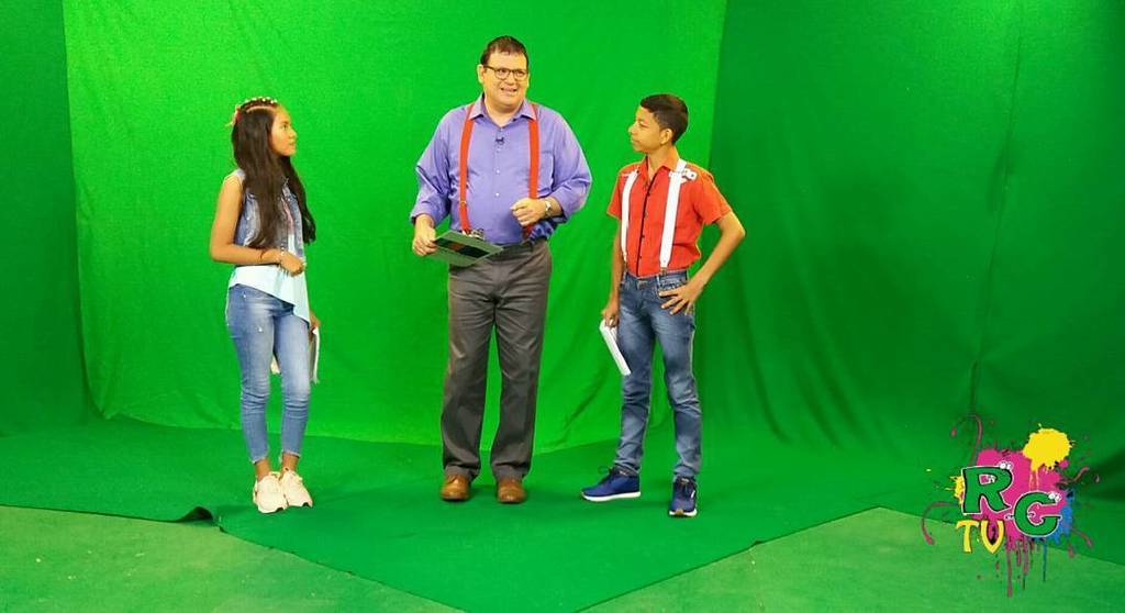 ReporCaribe's tweet photo. Nuestros reporteritos  grabando para @elcontenedortc  #ElContenedorDeLosNiños 👫🎤🎬📽📹📷📸 https://t.co/LOqnwMogMm