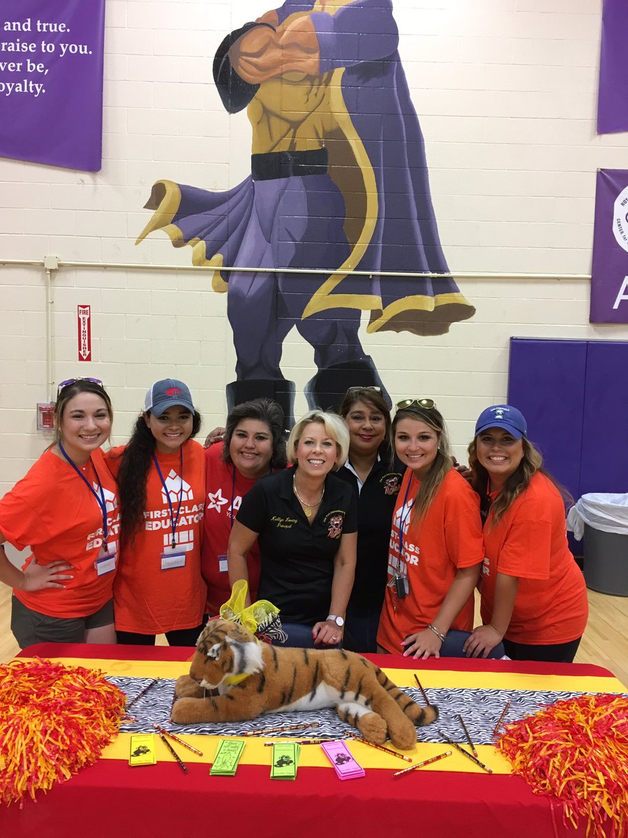 KellyeLoving's tweet photo. @OakParkSES1 in the house! #CCISDbacktoschoolfair #CCISDProud https://t.co/KziFh0YGDu