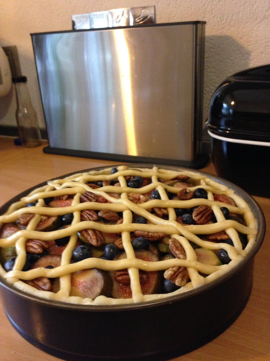 harimautje's tweet photo. Nog even en dan is die klaar๐het huis ruikt heerlijk naar eigen gebakken #taart #vijgen #blauwe bessen #pecannoten. Datwordtsmullen! https://t.co/uBsAicNvMZ