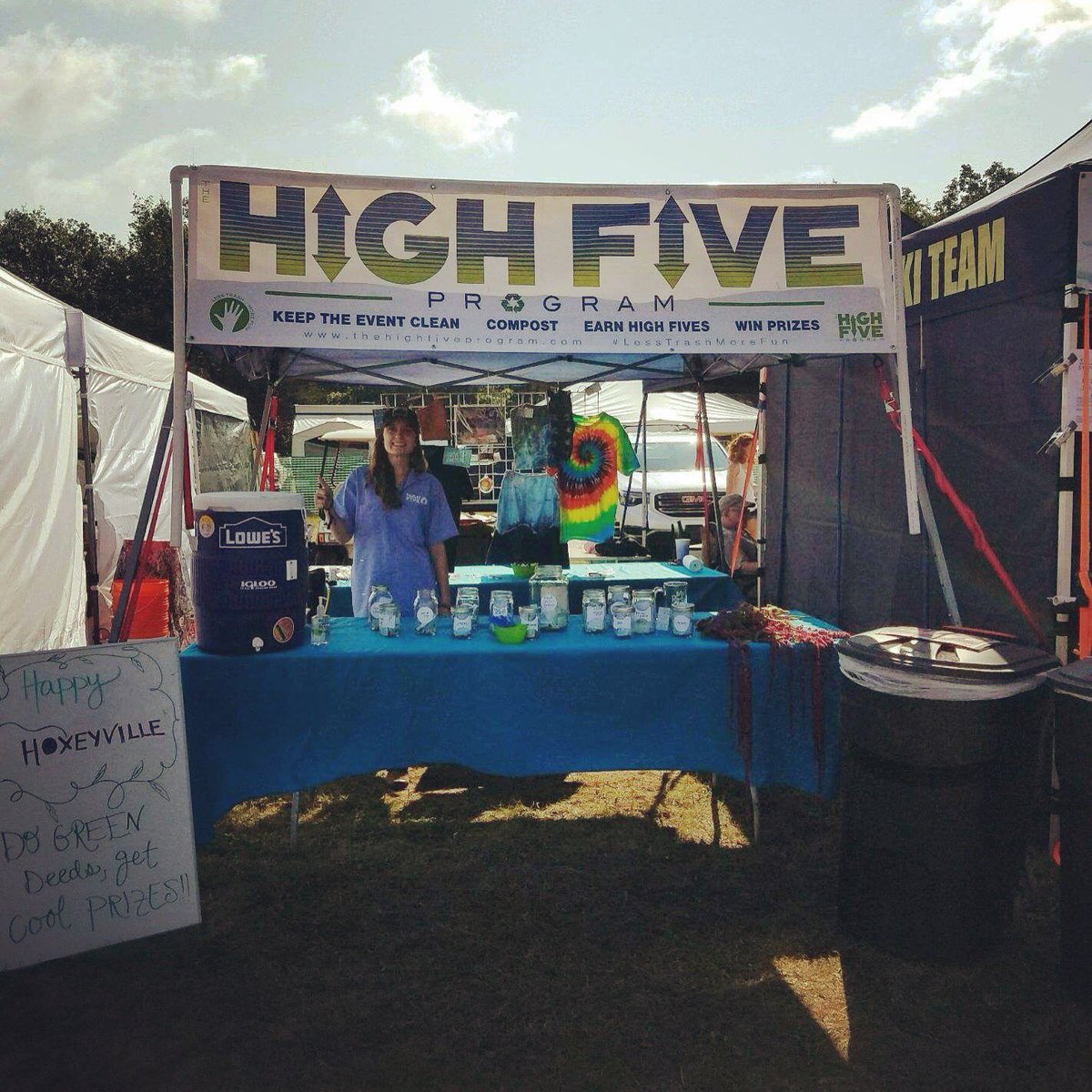 HighFiveProgram's tweet image. Good morning @hoxeyville! We've got tons of #hoxeyville vendor prizes to give away today for keeping it clean &amp;amp; recycling! #lesstrashmorefun