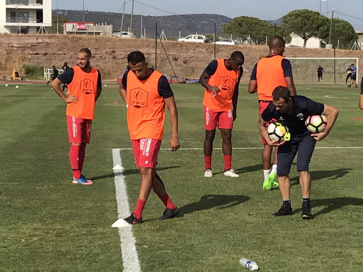 CFBPFC's tweet photo. Le @BPFC24 en début d'échauffement #EFSBER https://t.co/qP31vcN2we