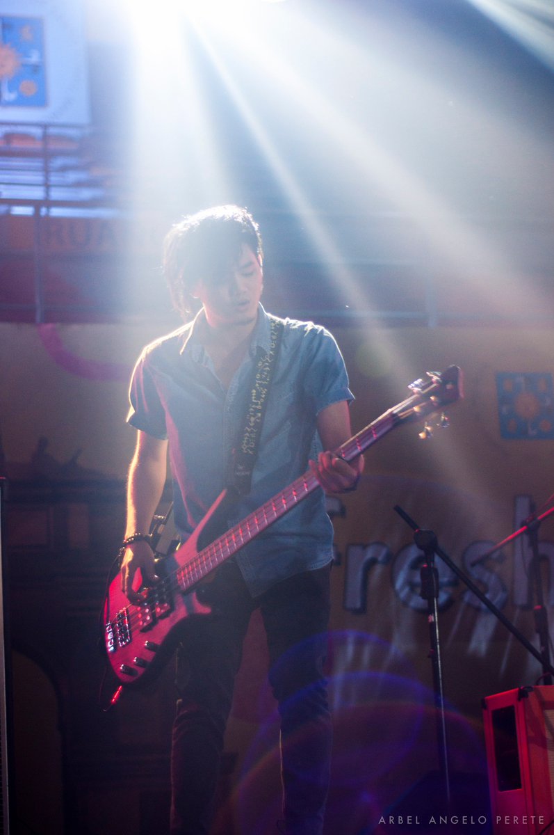 rblngl0's tweet photo. 6. For #WorldPhotographyDay x #WorldFotoDay
#TWP2017. Bass player of Gracenote rocks it out on stage for the Thomasian Freshies. Electric. https://t.co/0YYCeIQKnv