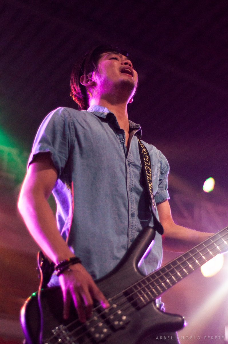 rblngl0's tweet photo. 6. For #WorldPhotographyDay x #WorldFotoDay
#TWP2017. Bass player of Gracenote rocks it out on stage for the Thomasian Freshies. Electric. https://t.co/0YYCeIQKnv