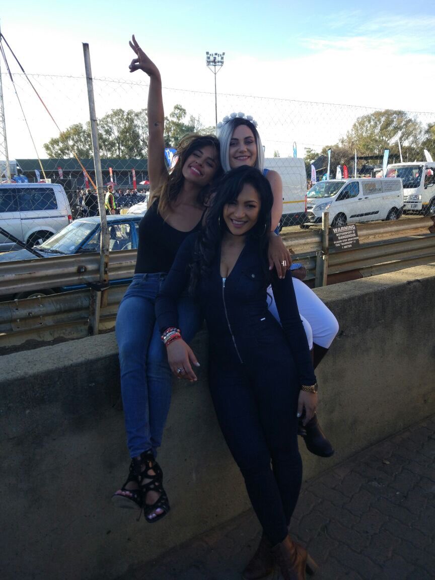 @ek_love_die_vrystaat backstage with the beautiful Byrds <a href="/blackbyrdza/">BlackByrd</a> #countrygirls #instagood #music