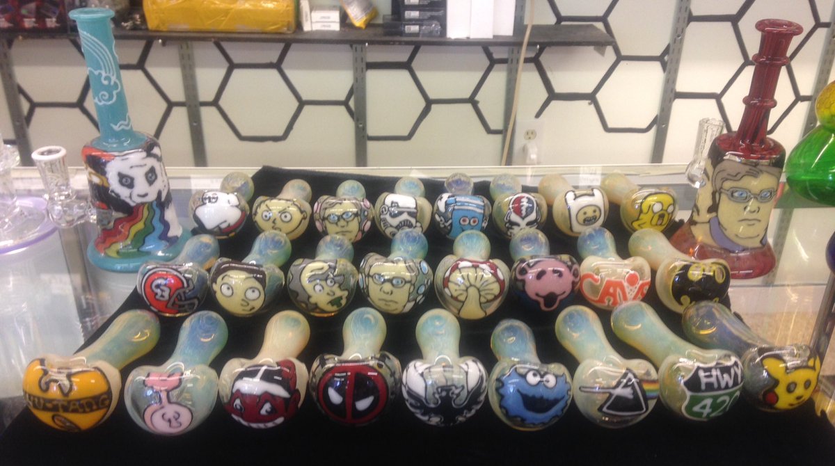 alcipinko's tweet photo. #rdsmokeshop just got in a fantastic custom order from #windstarglass Shayla WindStar Berman of Pueblo,Co.
Yes,that is a Plumbus. https://t.co/RB1vfquYLR