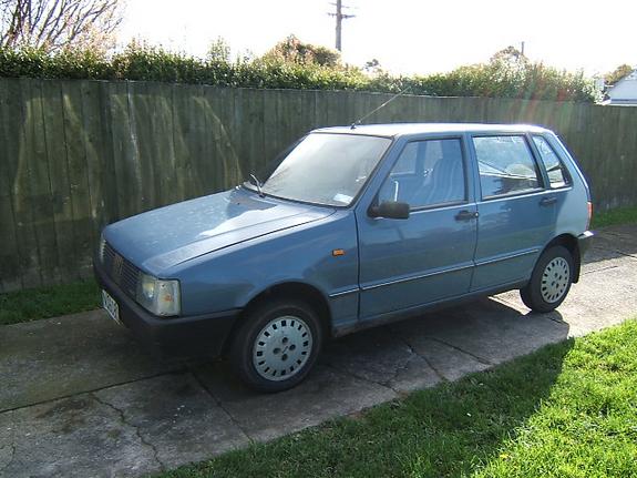 Ве замолувам за помош. Украдена е Fiat Uno Mondo 1.0 сина боја во нас. Синѓелиќ. Ретвит за да помогнеме да се најде. Благодарам однапред