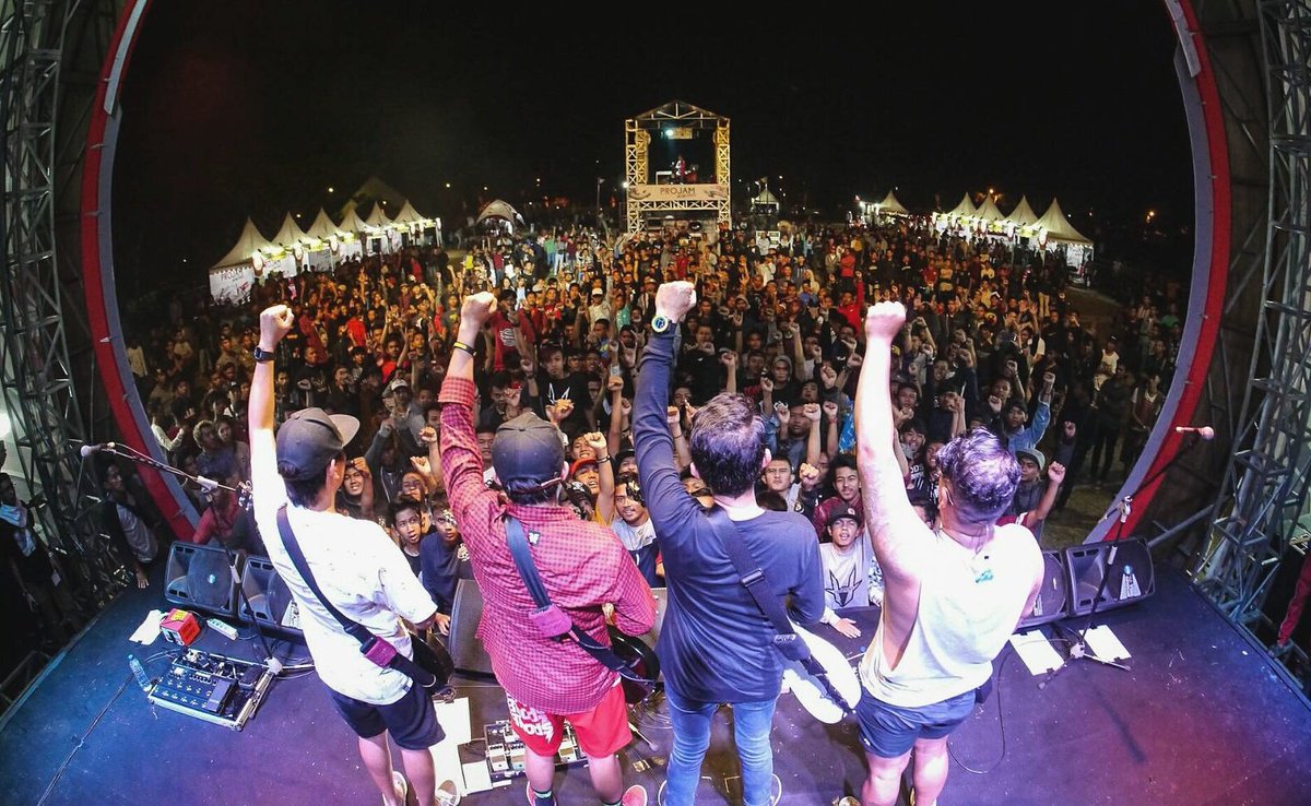 rocket_rockers's tweet photo. Hatur nuhun Sumedang.. Sampai ketemu di Rockshow selanjutnya.. Lanjut Madiun!!! 🍻 

#rocketrockers #rockshow #projam #projamonthestreet https://t.co/P9oLd5MEXA
