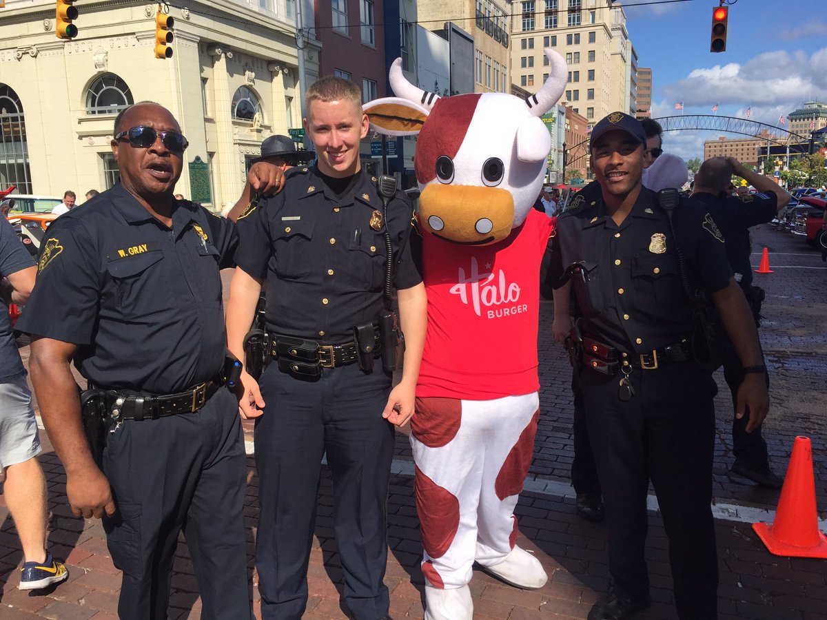 Halo_Burger's tweet photo. Shoutout to #FlintsFinest @FlintPoliceDept for holding it down today! https://t.co/VJCjR63gQ4