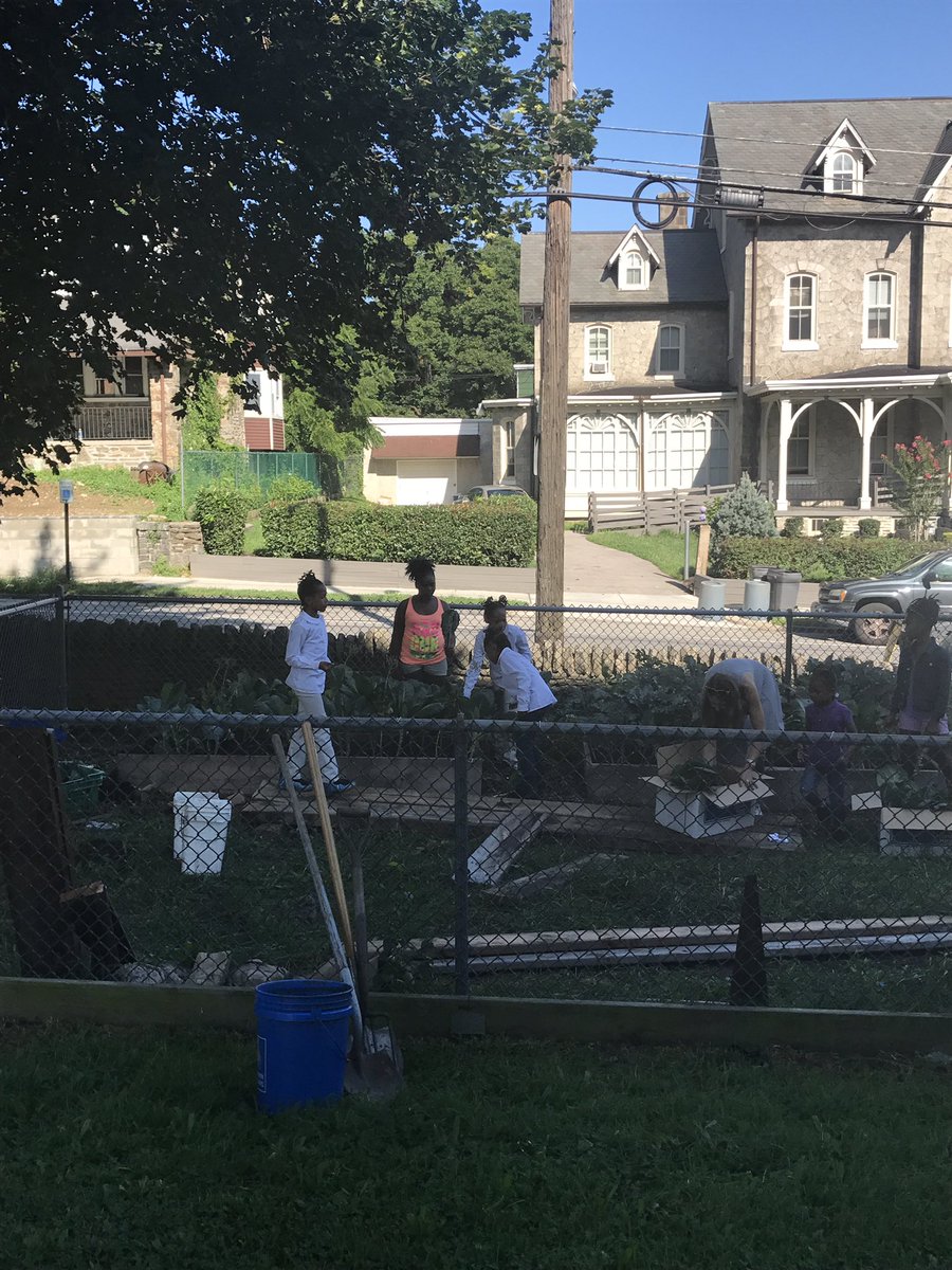 RES_Bears's tweet photo. A great start for Roosevelt Elementary Community Day! Thanks to MWC, Pastorius Gardens, Staff &amp; Parents! #RebuildRoosevelt @PHLschools https://t.co/vaNKsbtdaT