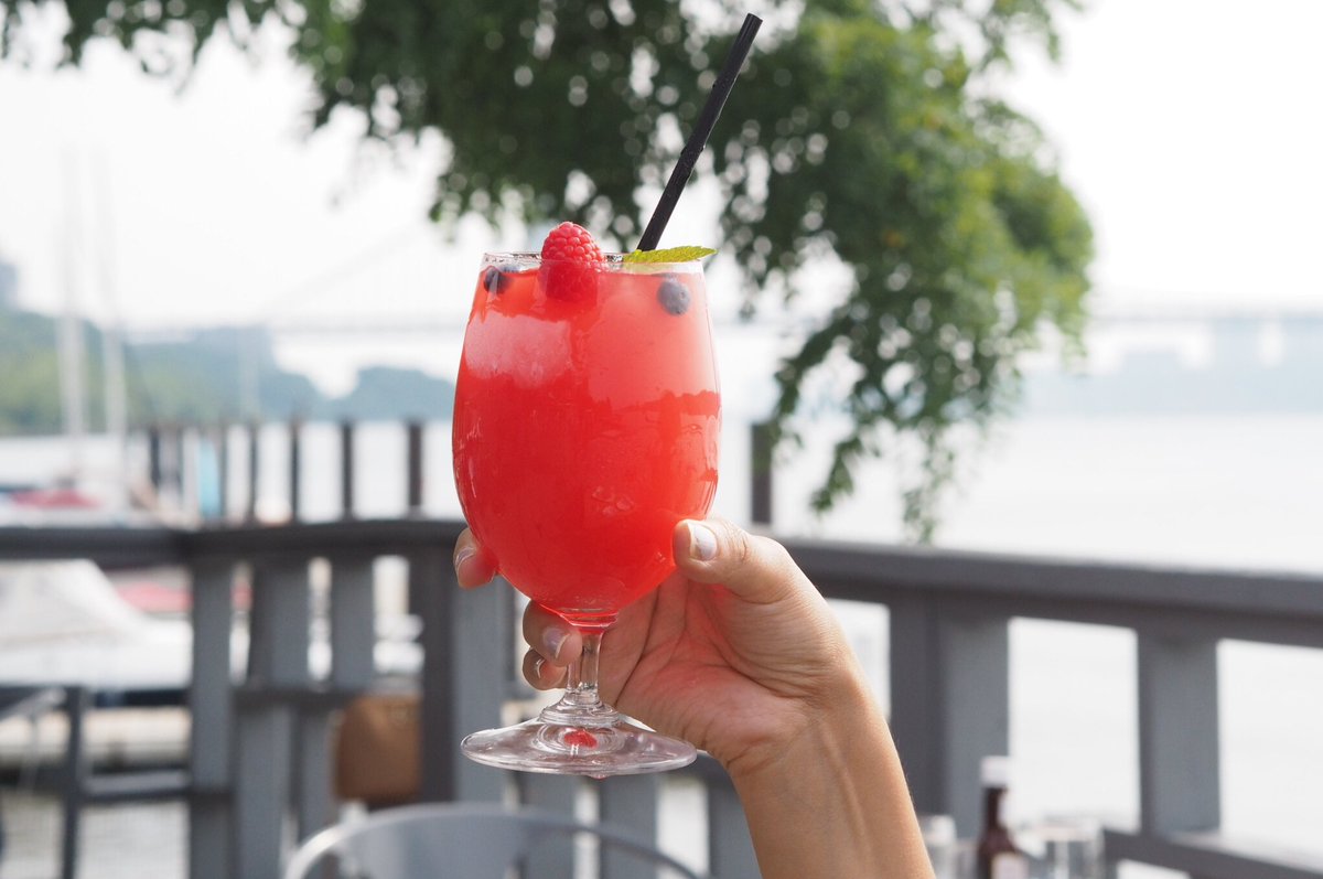 It wouldn’t be brunch without the booze! 🍾  Tweet your day-drinking partner ⚡️ 
📸 : @fetedujuliet 
#saturdaybrunch #boozybrunch #brunchtime