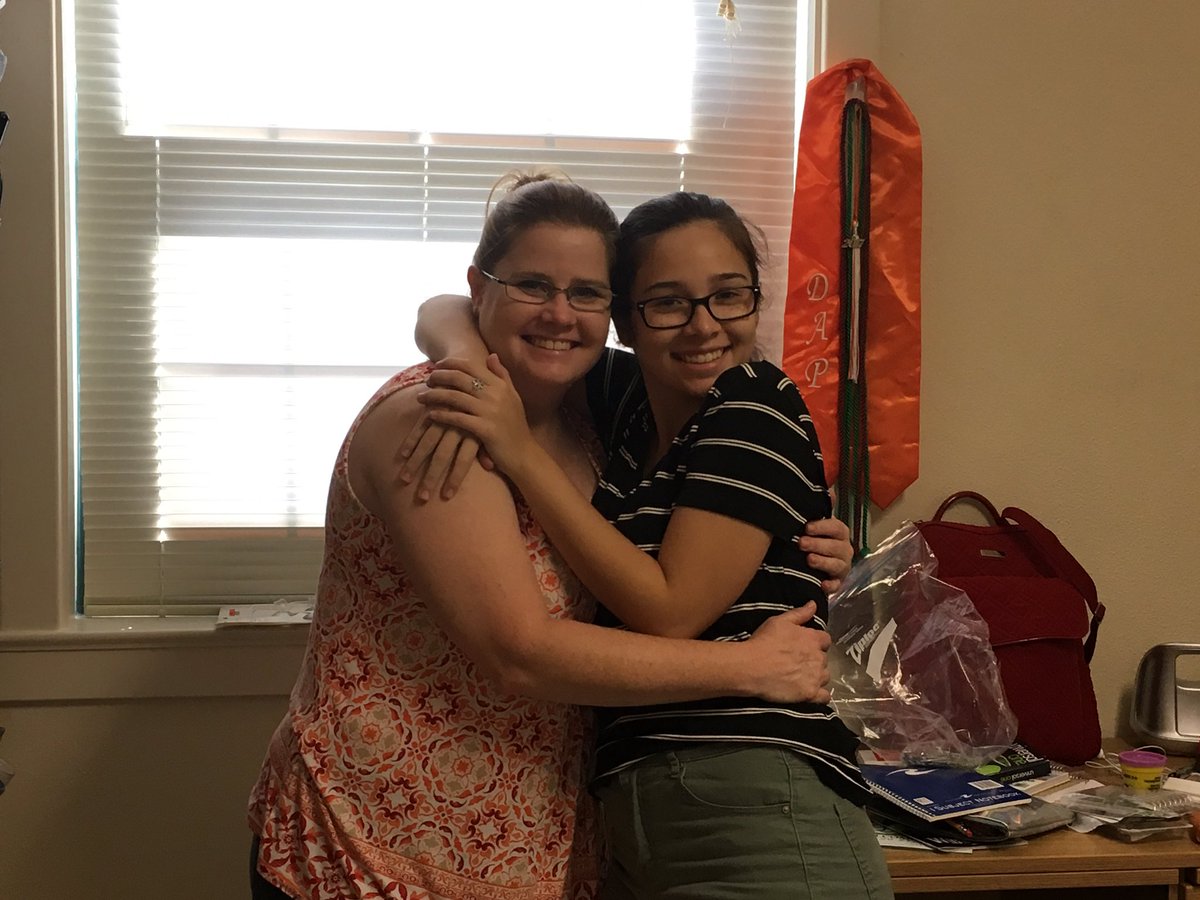 EW_UNT's tweet photo. Happy freshman and Mom - all the way from Laredo! πππ So glad you are here! #unt21 #MeanGreenMoveIn https://t.co/Dlh4HKKt08
