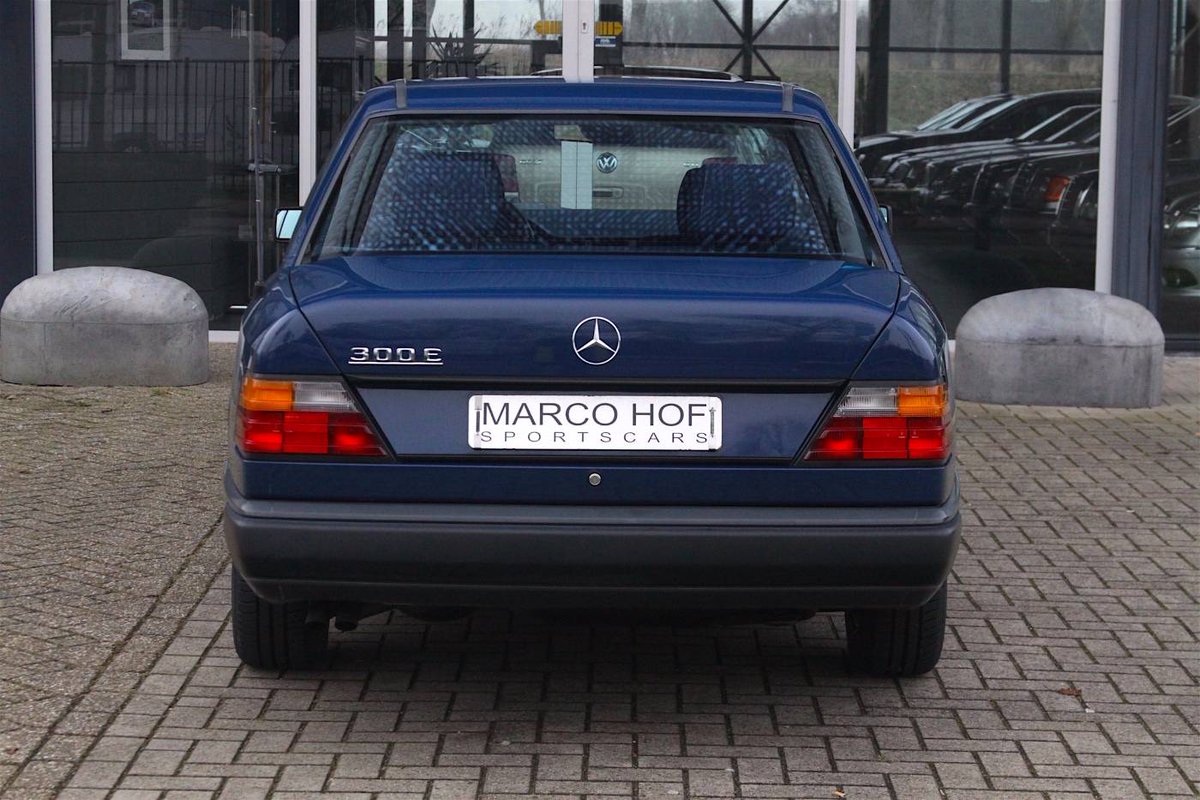 500_E's tweet photo. Goed om je heen kijken, want deze nieuwachtige 300 E gaat binnenkort de Nederlandse wegen opvrolijken. https://t.co/ni1Zb6zTmw