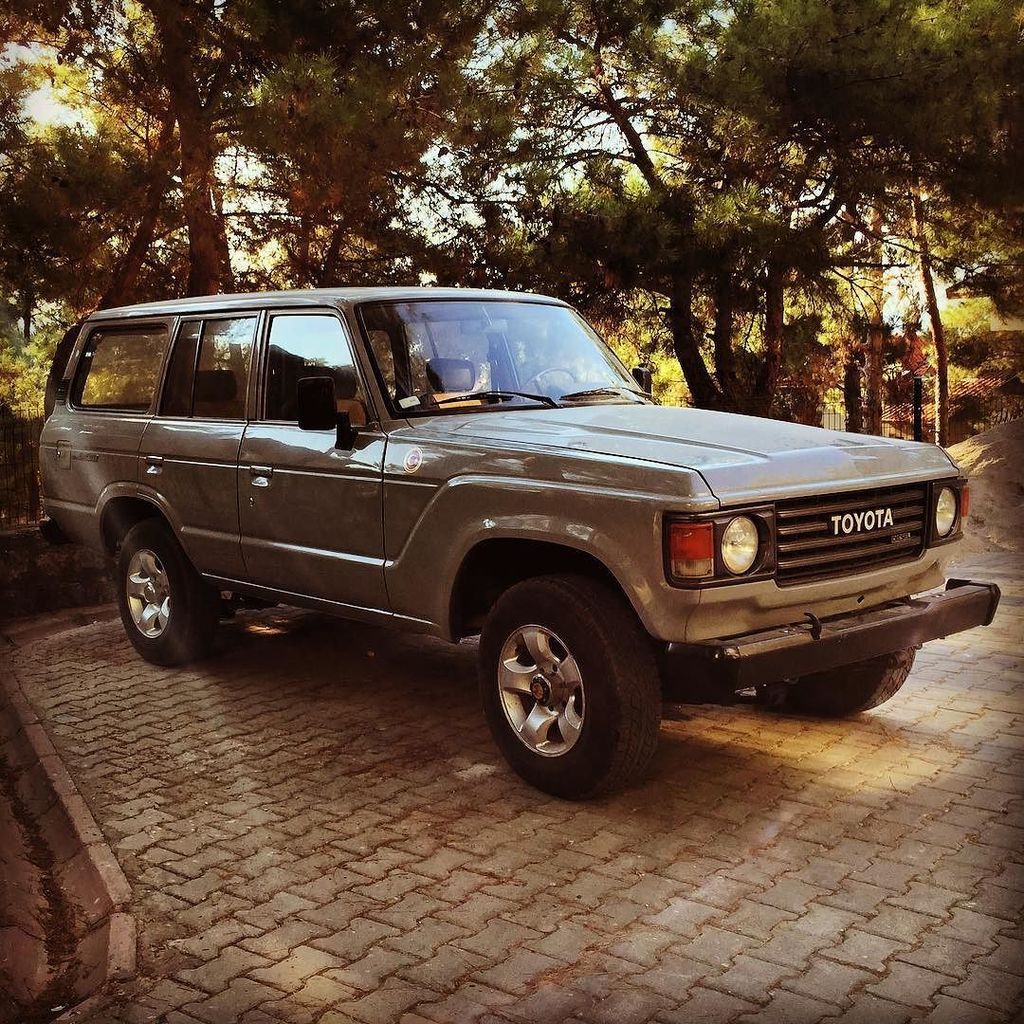 CarspottingTurk's tweet photo. A nice Toyota Landcruiser, probably a J60 (1980-89) #toyota #landcruiser #toyotalandcruiser #4wd #offroad #carsofi… https://t.co/Y7Bw6DDOol https://t.co/2kpDLoIrH2