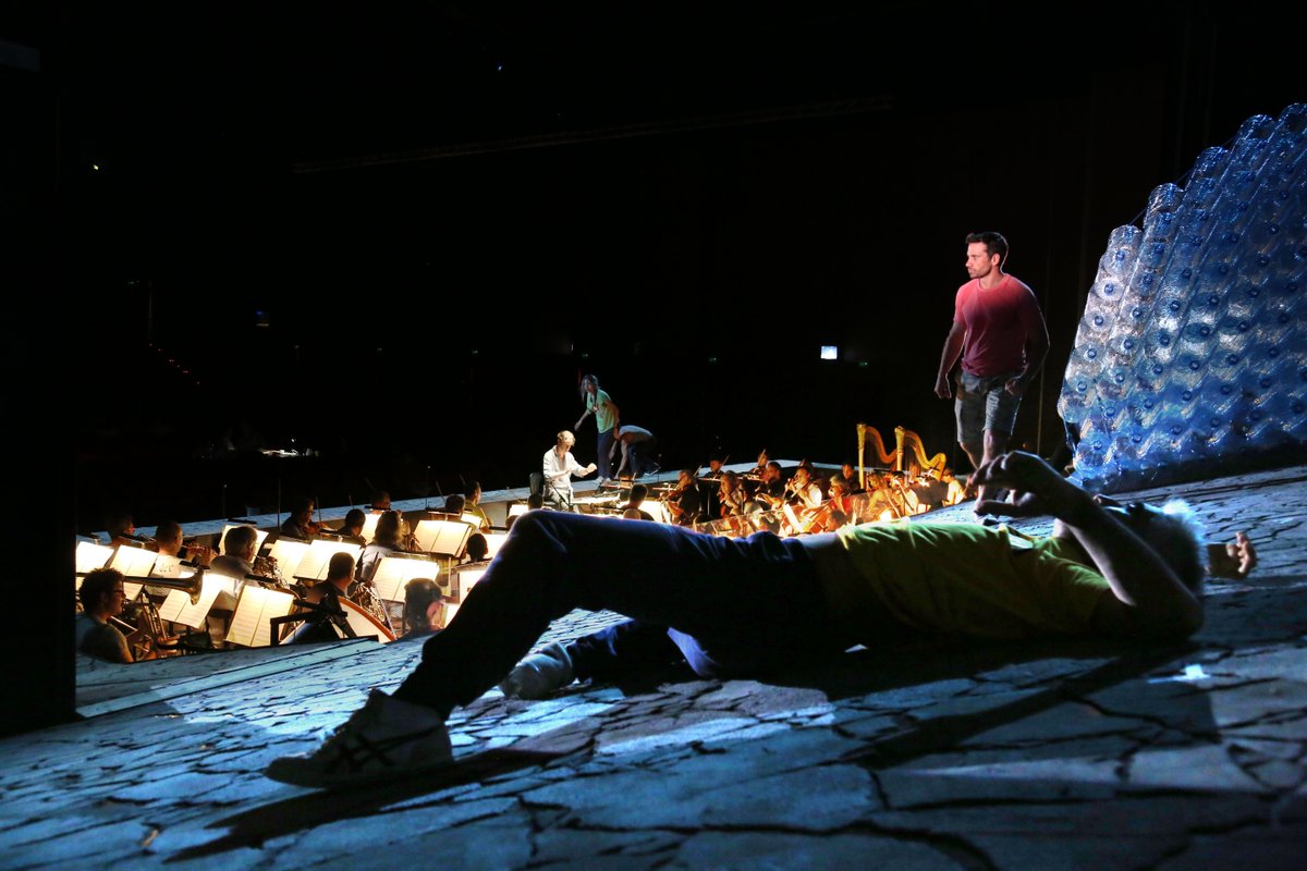 Rof_Pesaro's tweet photo. Some backstage pics of #ROFSiege @carluspadrissa @OrchestraRai This night is the last performance! https://t.co/KMMDULNGkb