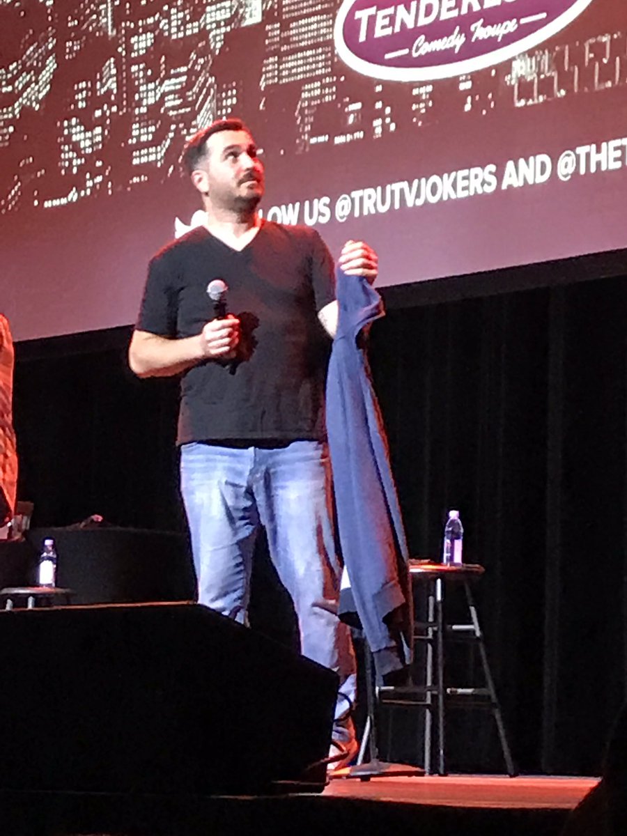 QSalfan's tweet image. Seriously need to get off Twitter been standing in bathroom naked for an hour in a half trying to take a shower #toomanynotifications 😀