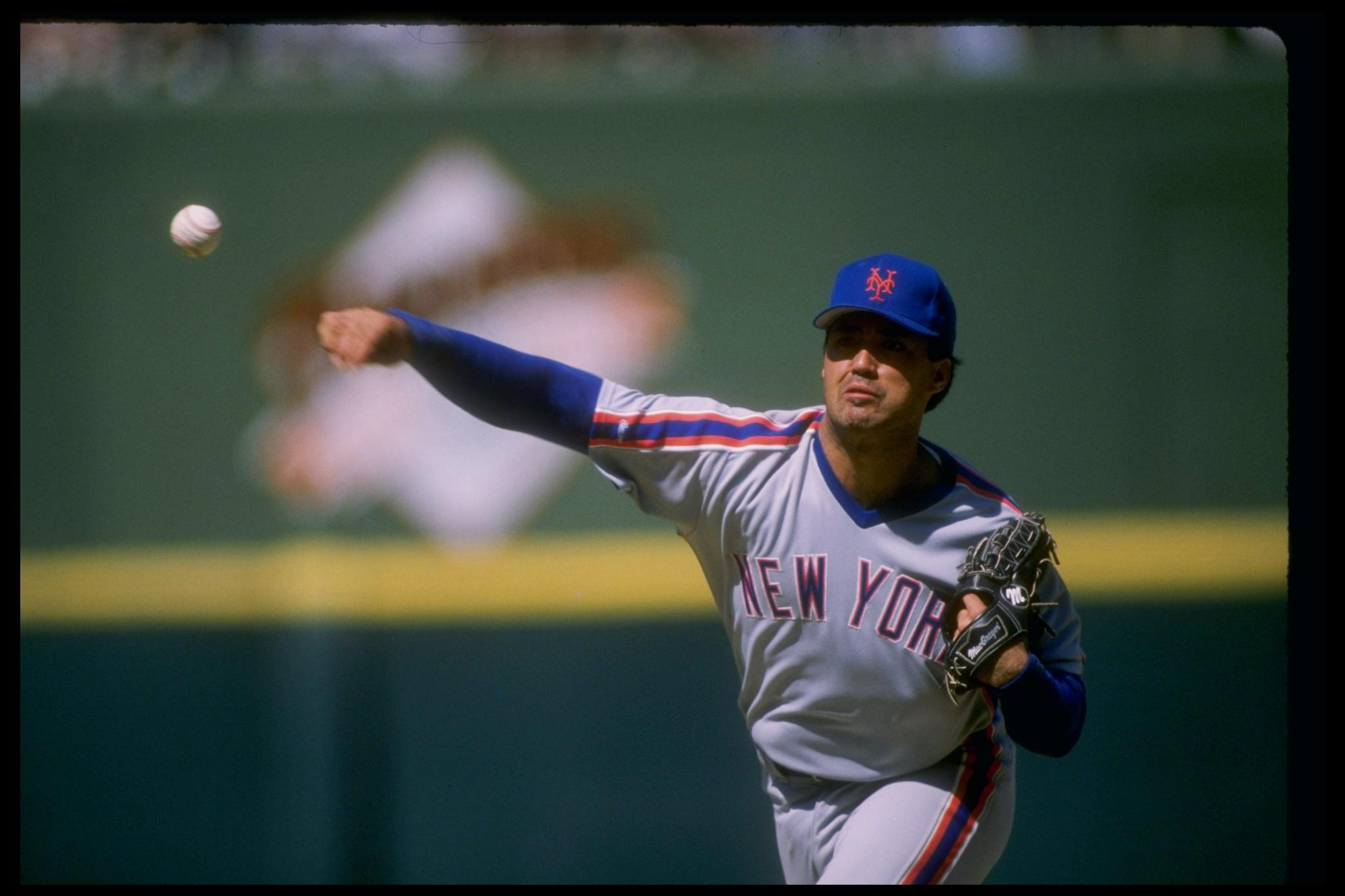 We want to wish a very happy birthday to former pitcher Ron Darling! 