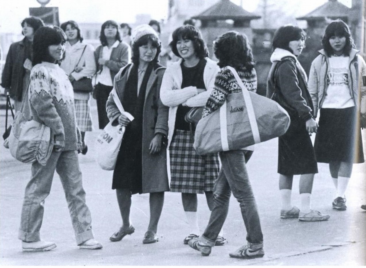 明治・大正・昭和の写真 on Twitter &quot;1980年（昭和55年）。原宿の女子大生。当時大流行していたハマトラファッションの影響も感じ