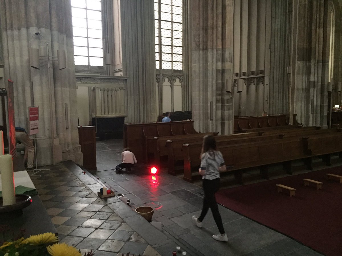 Volop bedrijvigheid om de deuren om kwart over 8 te kunnen openen! Kom je een kaars aansteken? #NightofLight