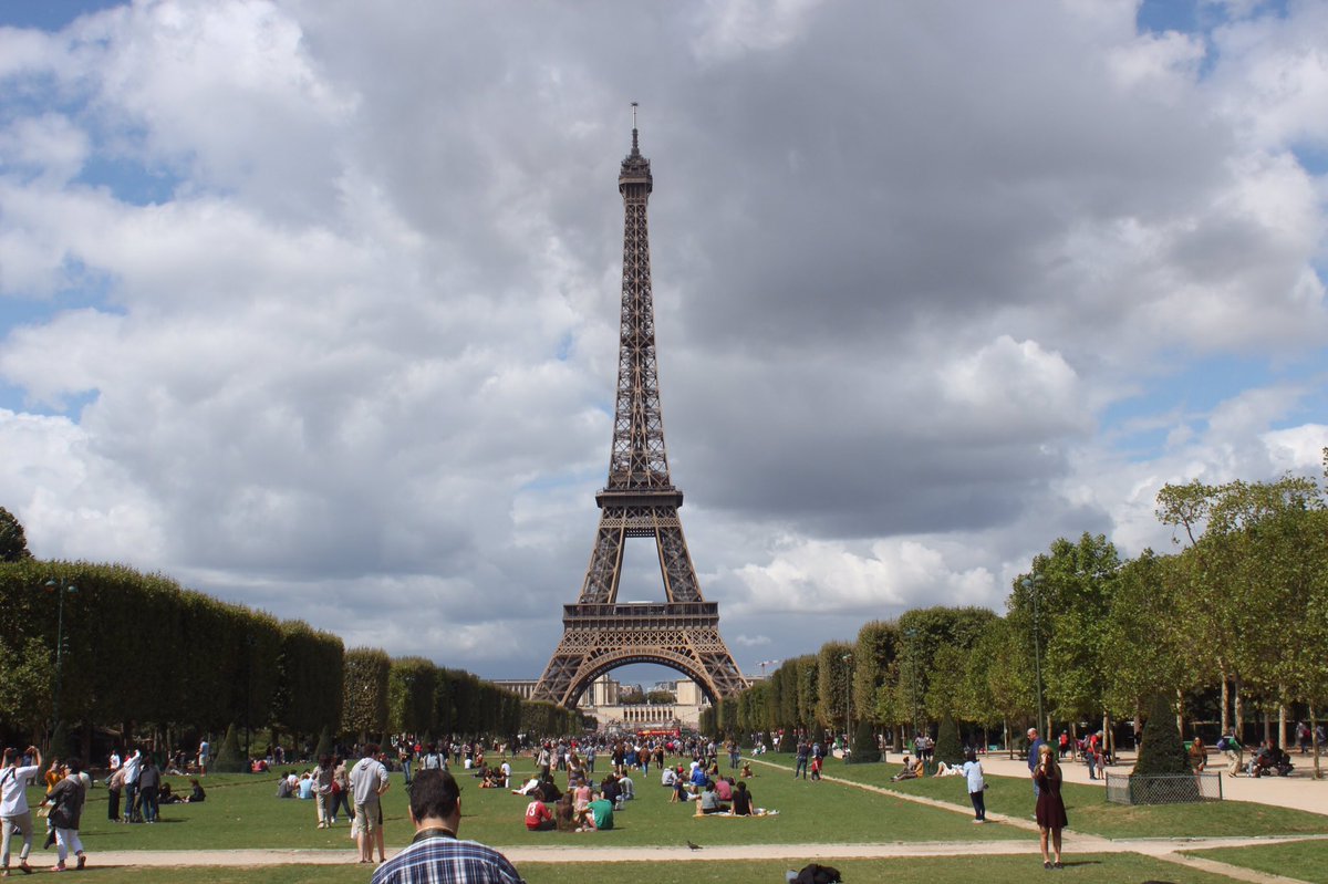 Река сена в париже с видом на эйфелеву башню. Елисейские поля достопримечательности парижа. Париж парк перед эйфелевой башней. Которые пройдут в париже. Г.