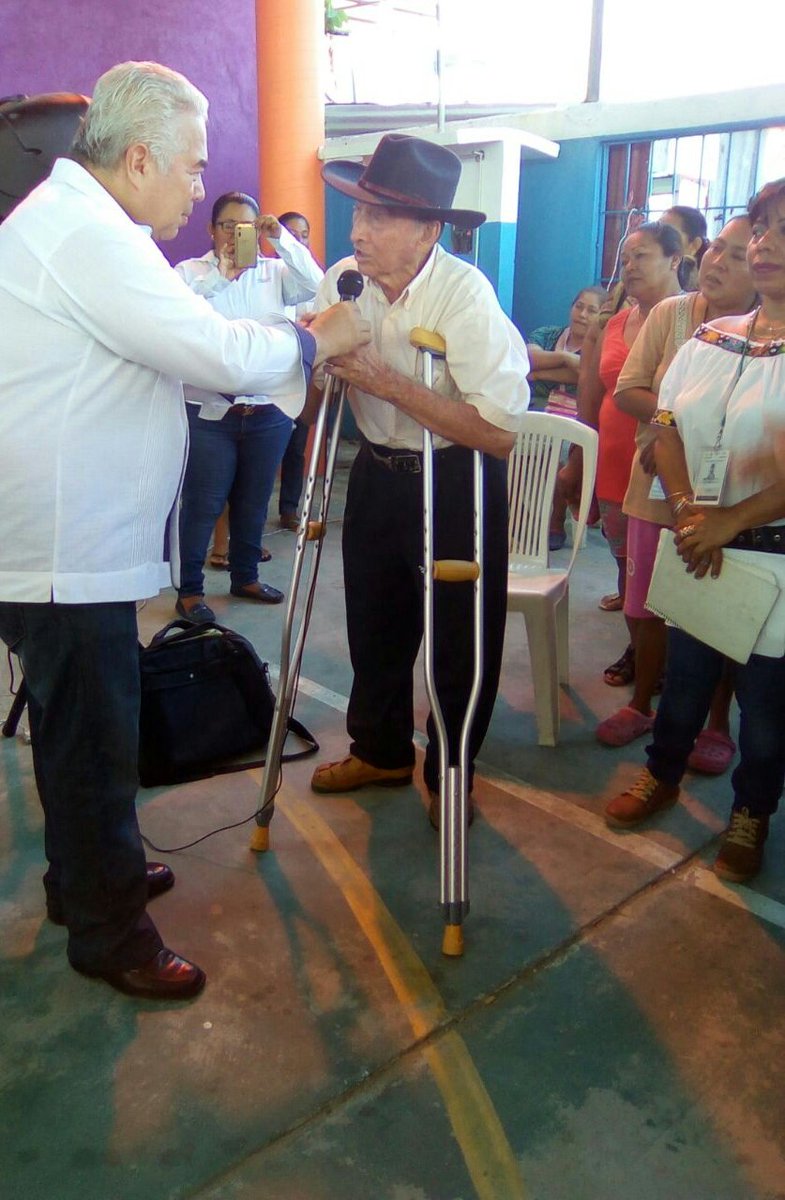 raulgarciamora's tweet photo. @Prospera_MX Tabasco ...Recibiendo el agradecimiento al Presidente Enrique Peña Nieto en La Selva Nacajuca #EPNCumple https://t.co/jZuFUXW1Uk
