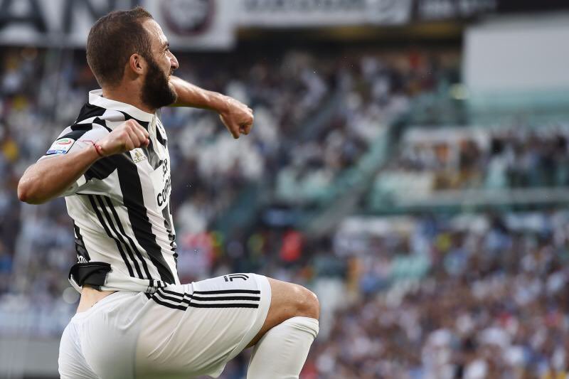 khaledalnouss1's tweet photo. Higuain celebrates his goal. https://t.co/JSxdE5Tu7A