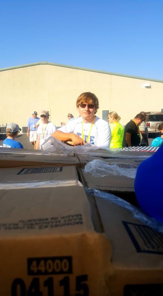 LCTBoosterClub's tweet photo. Long County Football players giving back 2 the community. #volunteer #NewBeginningChurch #BLUETIDE https://t.co/08fFG7Ik2E