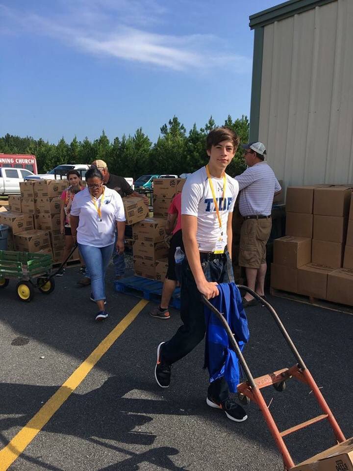 LCTBoosterClub's tweet photo. Long County Football players giving back 2 the community. #volunteer #NewBeginningChurch #BLUETIDE https://t.co/dxgyFYCaQu