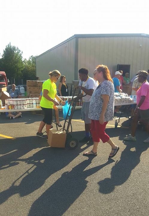 LCTBoosterClub's tweet photo. Long County Football players giving back 2 the community. #volunteer #NewBeginningChurch #BLUETIDE https://t.co/dxgyFYCaQu