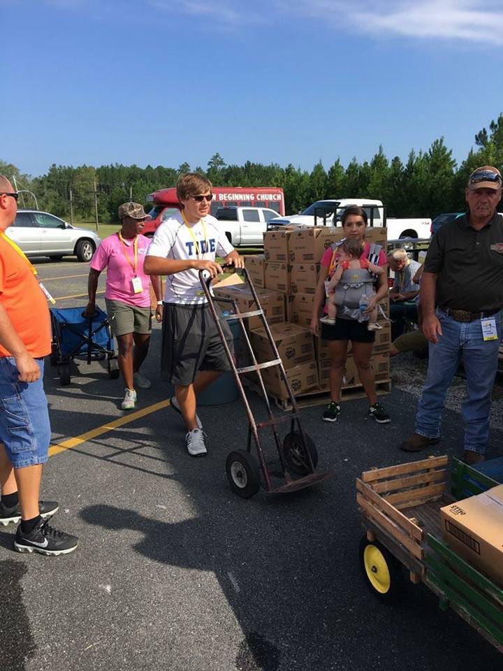 LCTBoosterClub's tweet photo. Long County Football players giving back 2 the community. #volunteer #NewBeginningChurch #BLUETIDE https://t.co/dxgyFYCaQu
