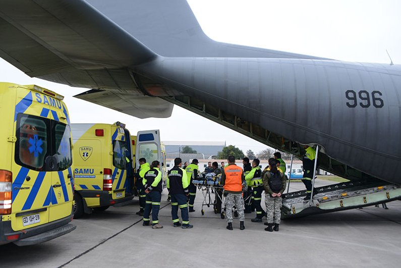 mindefchile's tweet photo. ✈️ @FACh_Chile realizó evacuación aeromédica de 4 menores desde #Balmaceda a #Santiago ✈️. https://t.co/LydiceSk1F  👈🏽 https://t.co/bLJPWnHkys