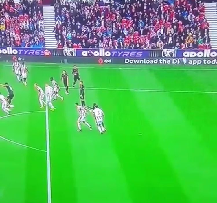 piersmorgan's tweet image. My apologies, linesman. Apparently your telescopic eyesight enabled you to see Lacazette&apos;s heel was 40 millimetres offside. #SCFCvAFC