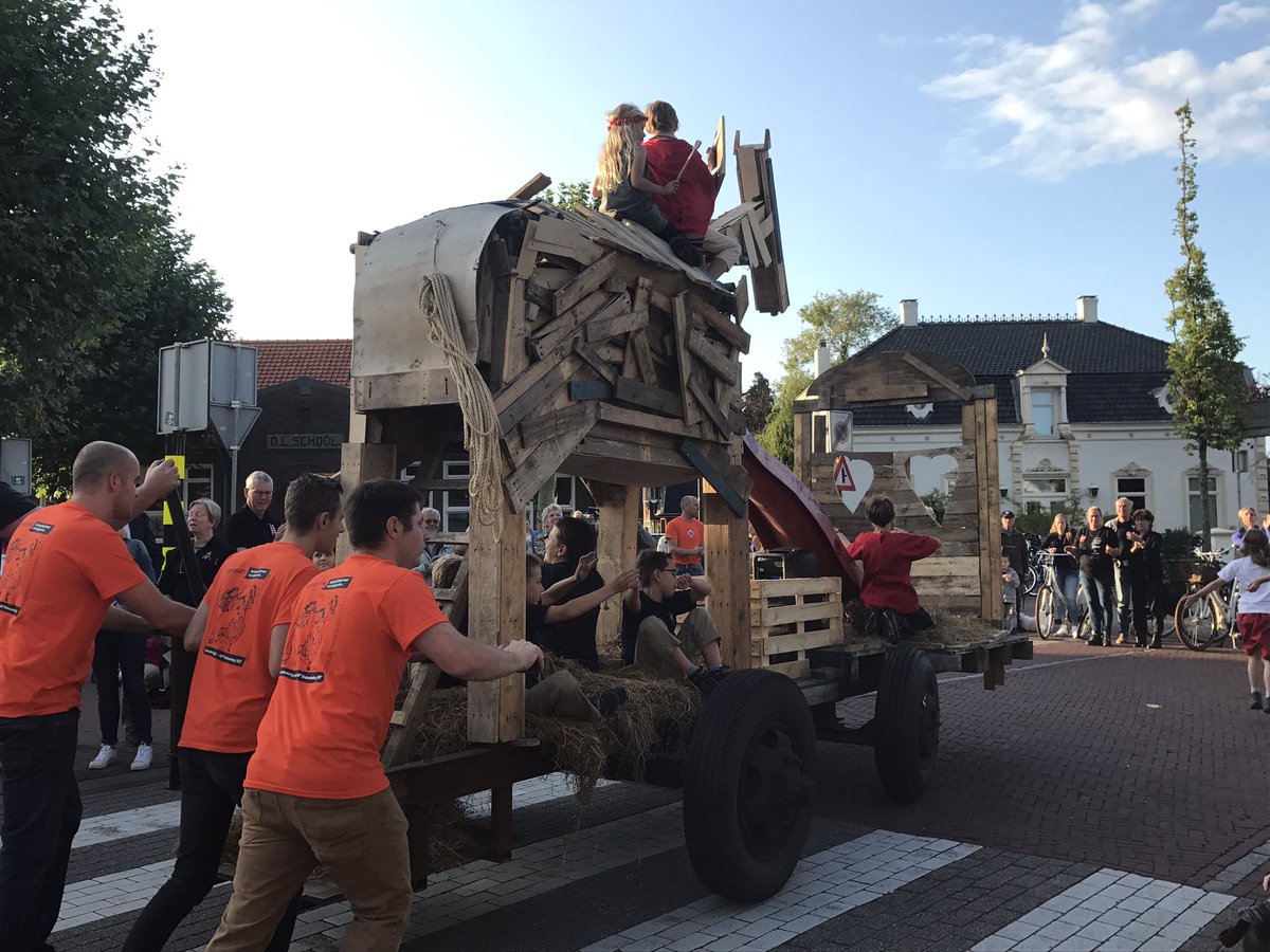 Brabantsedag's tweet photo. De kinderoptocht was geweldig! Wat een wagens, wat een spel, wat een talent! https://t.co/0Q0aC3JXNk