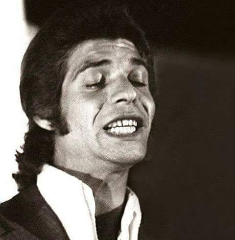 “Están puestos en balanza
dos corazones a un tiempo
uno pidiendo justicia
otro pidiendo venganza”