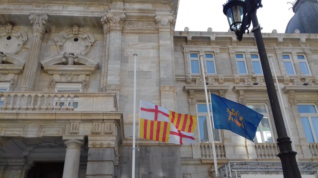 El ayuntamiento de Cartagena cuelga las banderas de Cambrils y Barcelona a media asta. Gracias, <a href="/AytoCartagenaES/">Ayuntamiento de Cartagena</a> Estoy emocionada.