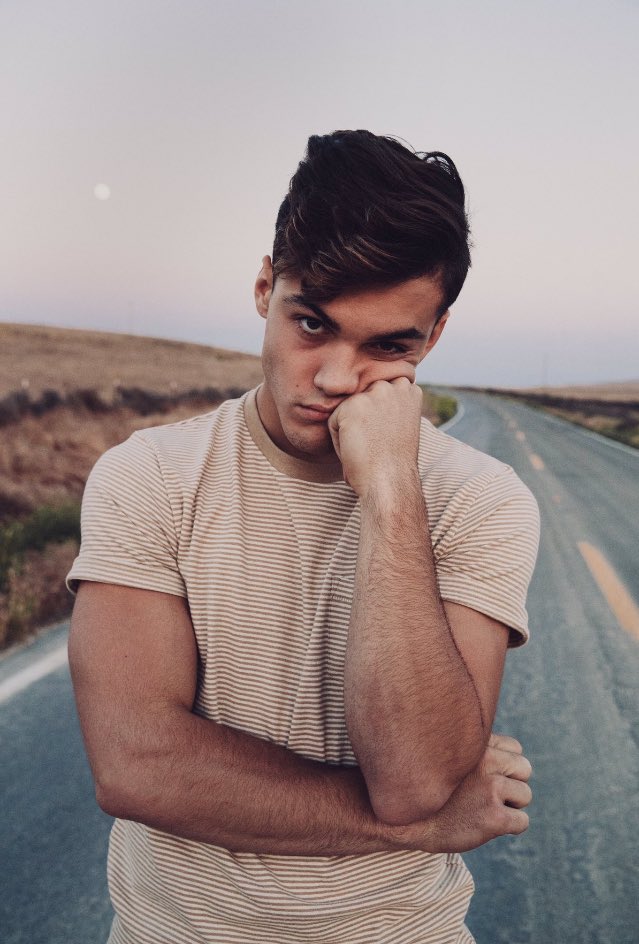 graysonseyez's tweet photo. Can @GraysonDolan just like actually date me????????? https://t.co/kDAJSqL82N