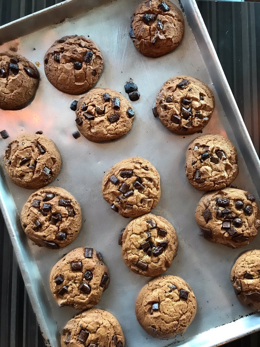 I've never seen a before and after picture look this good...👆🏼 Everyone has an addiction, and mine happens to be these😉🍪 #cicciowater