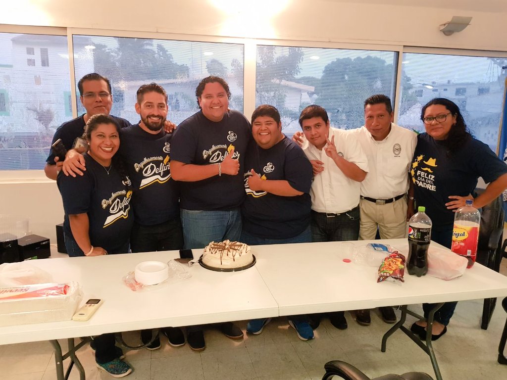 radiodelfin's tweet photo. El equipo de la #RadioInteligente festeja el #cumpleños de nuestro locutor @willrobles19  Afectuosos abrazos🐬 https://t.co/3rcdP25iAs