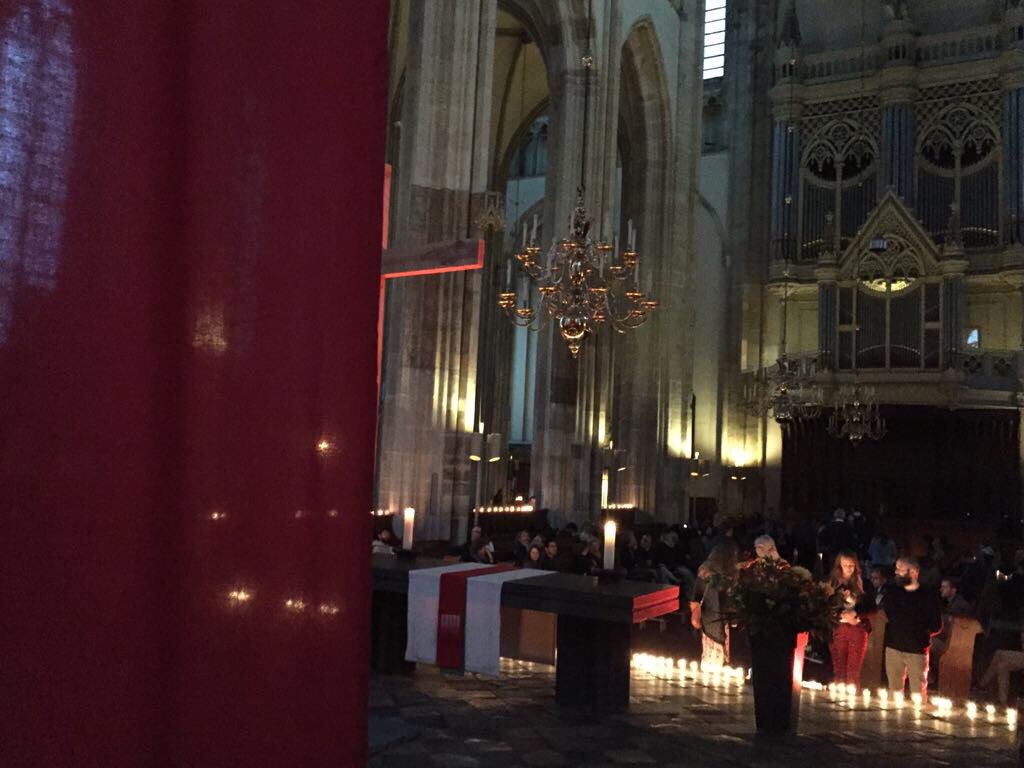 De sfeer is prachtig in de @DomkerkUtrecht. Kom er ook van genieten tot 23.15u #NightofLight