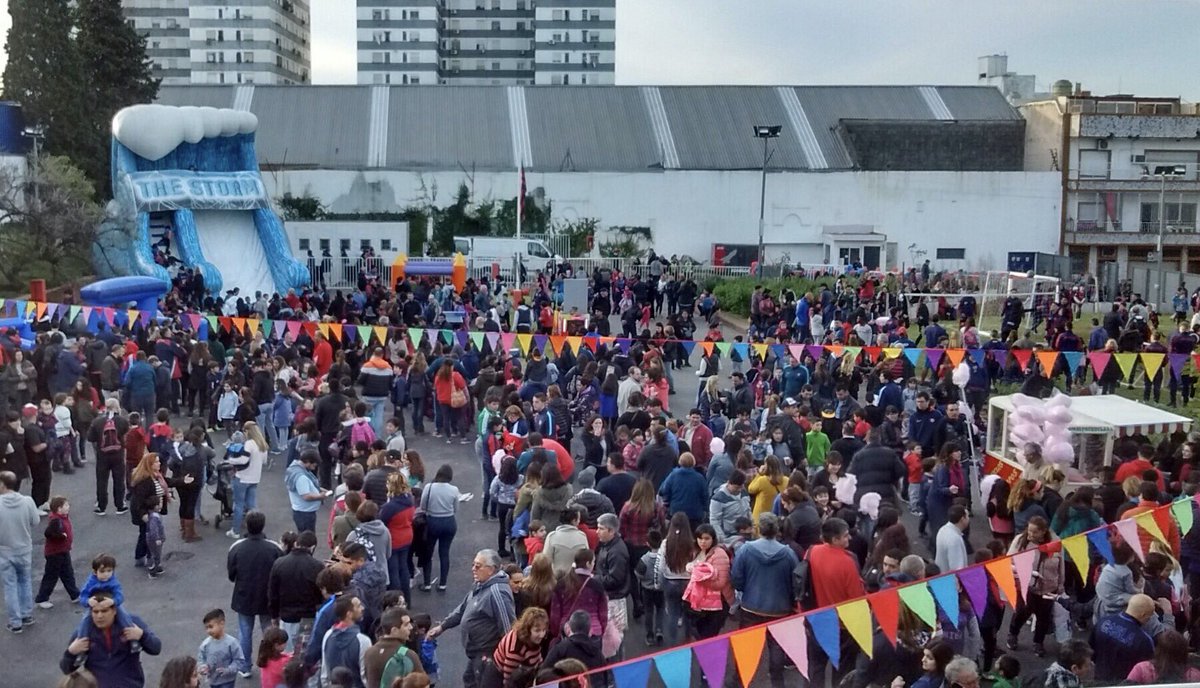 VillaMariaSL's tweet photo. ¡Impresionante festejo del #DiaDelNiño en Boedo!😀😀
Volvio la felicidad al Barrio🔴🔵🔴
#DiaDelNiñoEnCASLA https://t.co/VvIzvcArX8